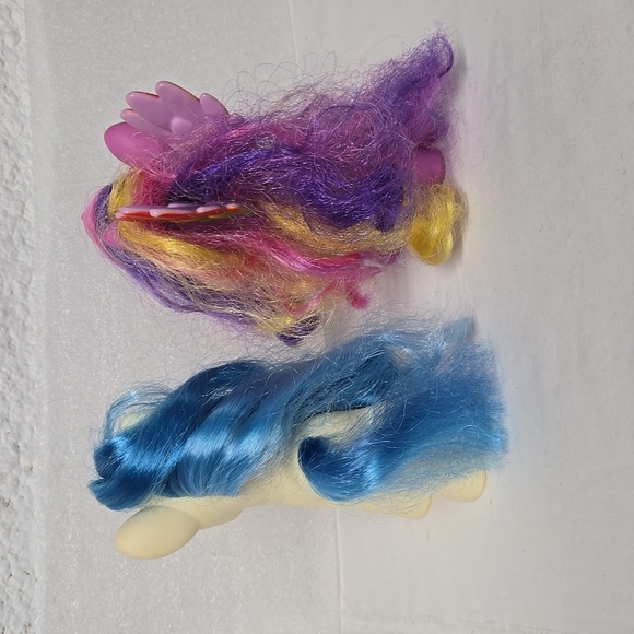 2 My Little Pony 2010 Plastic Figure Pegasus Rainbow & Yellow Seashell Blue Hair - Picture 5 of 10